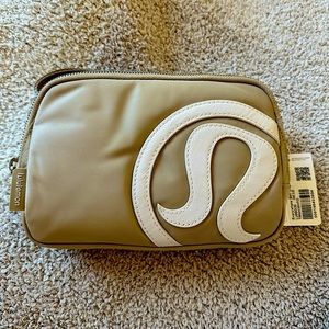 NWT Lululemon Everyday Belt Bag 1L with Logo in Tan/White